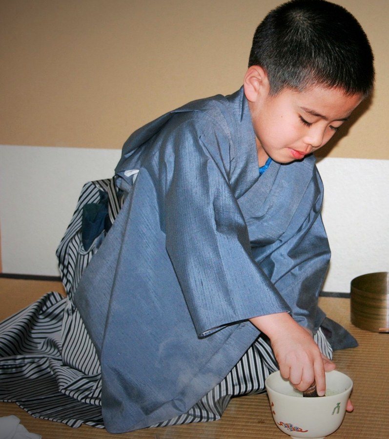 幼少期、茶筅で抹茶を点てる後藤三太