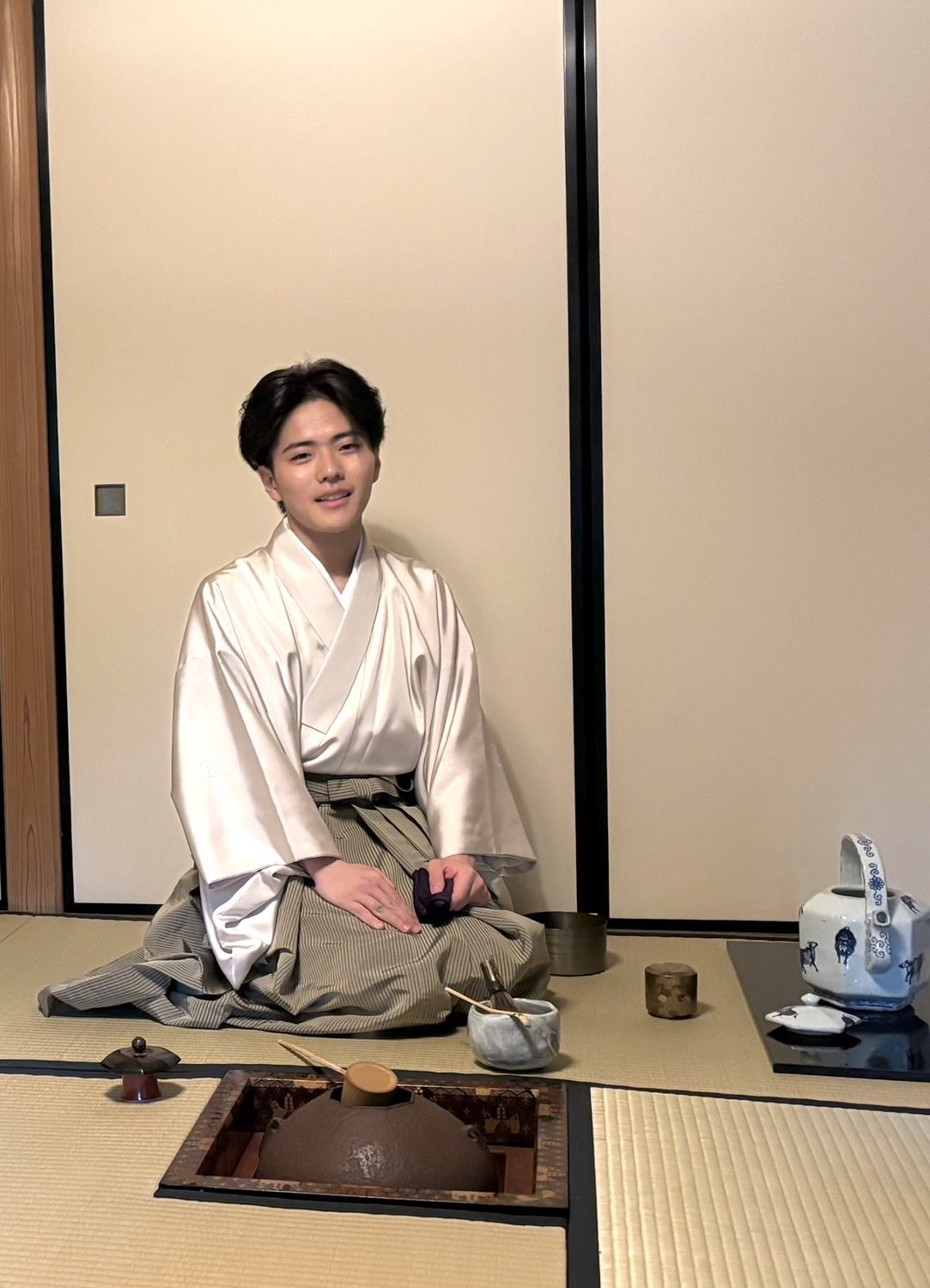 茶室に座る後藤三太
